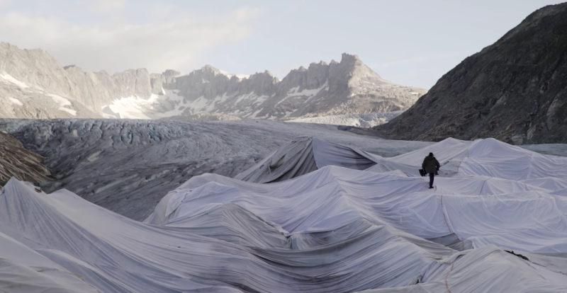 Los suizos están cubriendo sus glaciares con sábanas blancas para que no se derritanCaptura de pantalla: NBC Left Field.